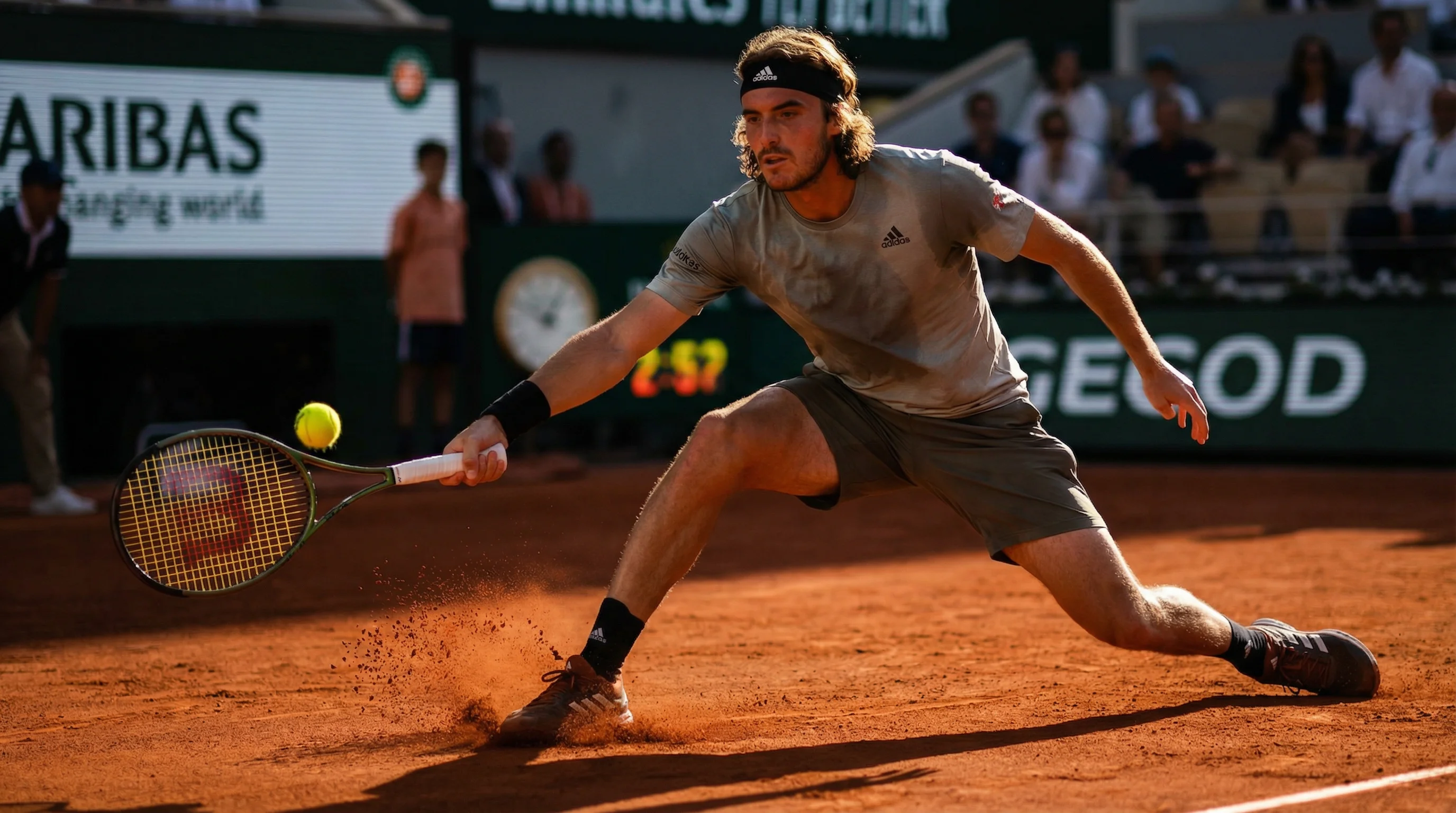 Tennisspieler beim aggressiven Return auf einem Sandplatz mit rotem Belag