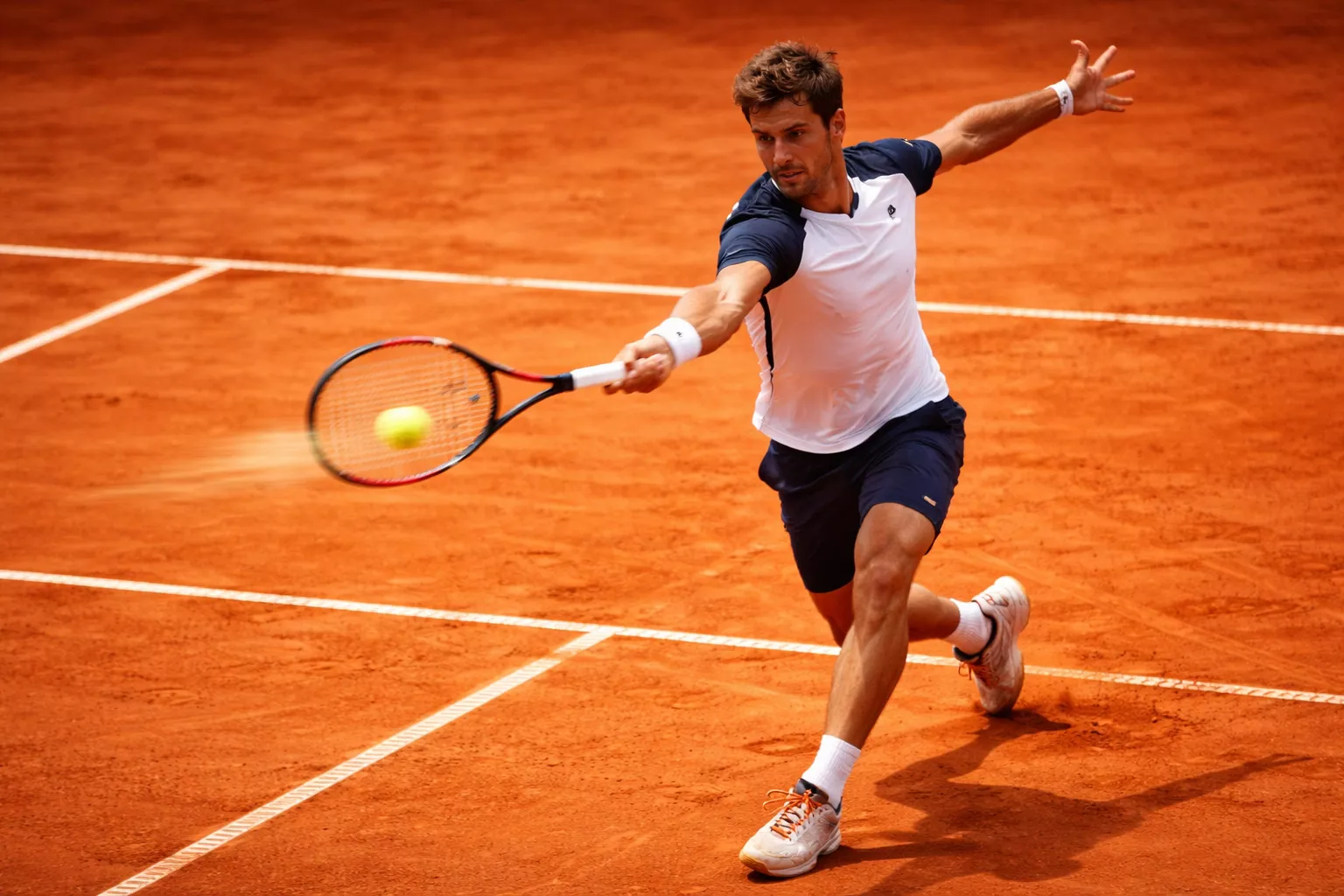 Tennisspieler in dominanter Position beim Vorhandschlag